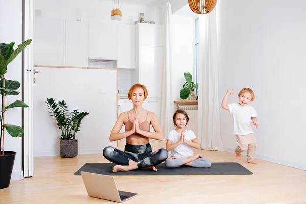 Maman Fille Font Yoga Sur Tapis Yoga Devant Ordinateur Portable — Photo