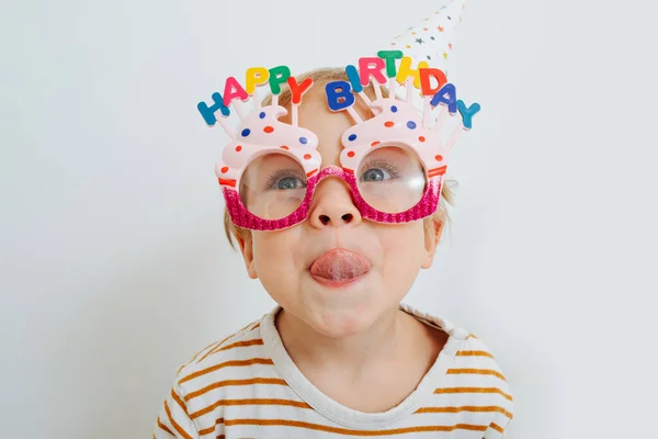 Bonito Menino Criança Óculos Aniversário Feliz Chapéu Festa Colando Língua — Fotografia de Stock