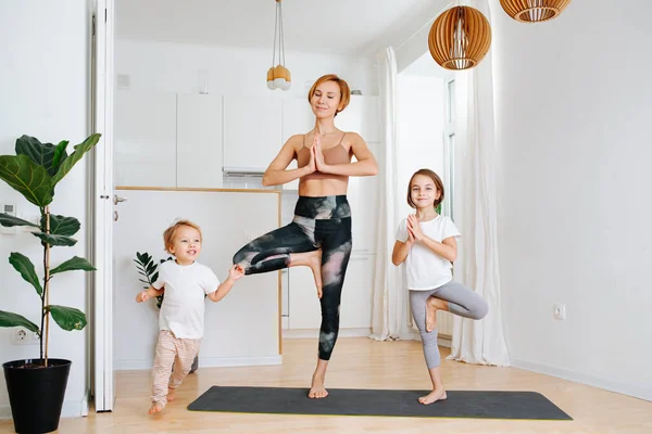 Mom Daughter Doing Yoga Yoga Mat Home Little Toddler Son — Stock Photo, Image