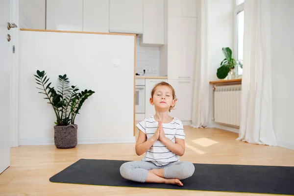 Petite Fille Faisant Yoga Sur Tapis Maison Elle Est Assise — Photo