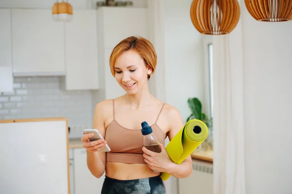 Happy Woman Texting Yoga Practice She Holding Mat Water Bottle — Stock Photo, Image