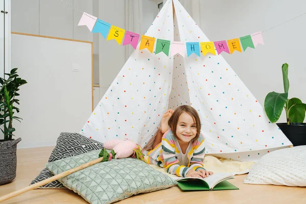 Niña Sumergida Acostada Una Manta Leyendo Libro Frente Una Cabaña —  Fotos de Stock