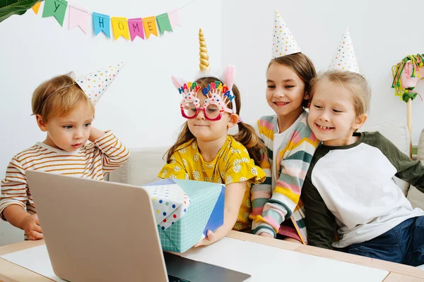 Czwórka Małych Dzieci Urządza Internetowe Przyjęcie Urodzinowe Podczas Kwarantanny Domu — Zdjęcie stockowe