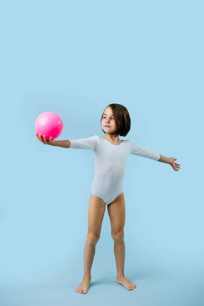 Petite Fille Brune Dans Justaucorps Blanc Avec Balle Gymnastique Rose — Photo