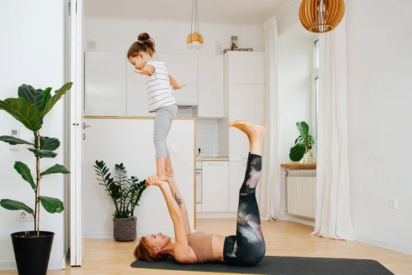 Young Mom Doing Gymnstics Her Little Daughter Yoga Mat Home — Stock Photo, Image