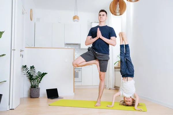 Grand Homme Son Petit Garçon Faisant Yoga Ensemble Sur Tapis — Photo