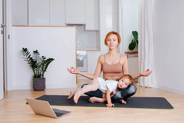 Little Boy Naps His Mother Legs While Doing Yoga Yoga — Stock Photo, Image