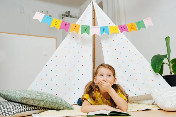 Sbadigliare Ragazzina Sdraiata Una Coperta Leggere Libro Davanti Una Capanna — Foto Stock