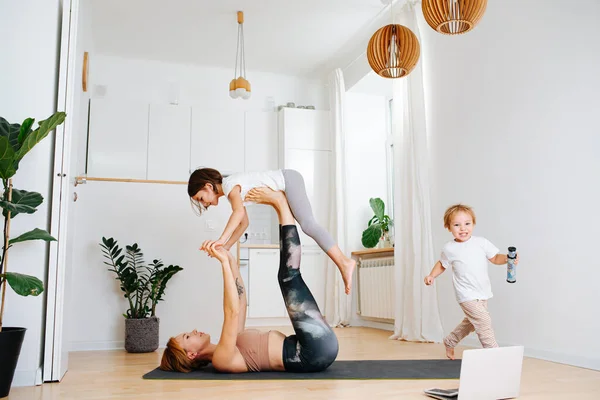 Young Mom Doing Gymnstics Her Little Kids Yoga Mat Home — Stock Photo, Image