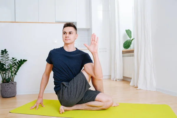 Grand Homme Faisant Yoga Sur Tapis Dans Une Cuisine Maison — Photo