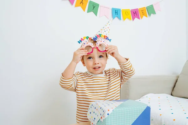 Słodkie Mały Maluch Chłopiec Szczęśliwy Urodziny Okulary Strona Kapelusz Otrzymywać — Zdjęcie stockowe