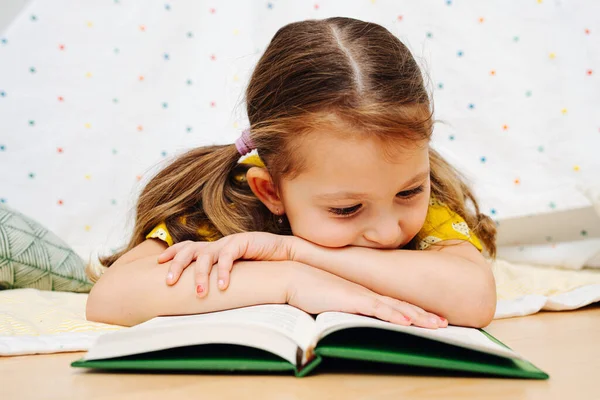 Vermaakt Klein Meisje Enthousiast Het Lezen Van Haar Boek Terwijl — Stockfoto