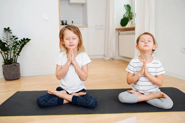 Deux Petits Frères Sœurs Faisant Yoga Sur Tapis Maison Assis — Photo