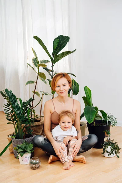 Jonge Gelukkige Vrouw Zit Een Makkelijke Pose Met Haar Zoon — Stockfoto