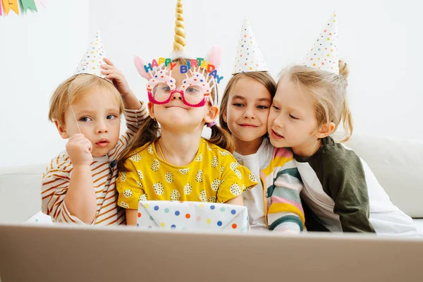 Quatro Garotinhos Fazendo Uma Festa Aniversário Online Uma Quarentena Casa — Fotografia de Stock