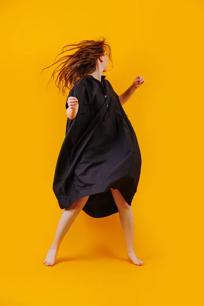 Menina Dança Vestido Preto Cabelo Desgrenhado Espalha Movimento Foto Estúdio — Fotografia de Stock