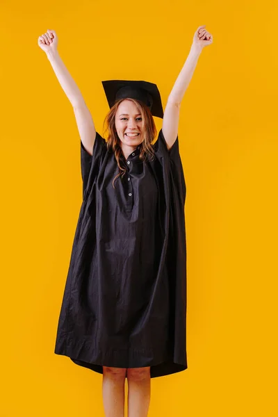 Портрет Щасливої Дівчини Академічній Сукні Тримає Руки Радісно Жовтому Тлі — стокове фото