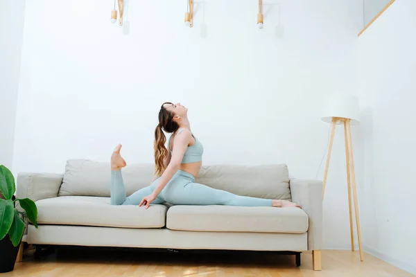 Workout Exercises Home Girl Drop Splits Couch Doing Daily Stretching — Stock Photo, Image