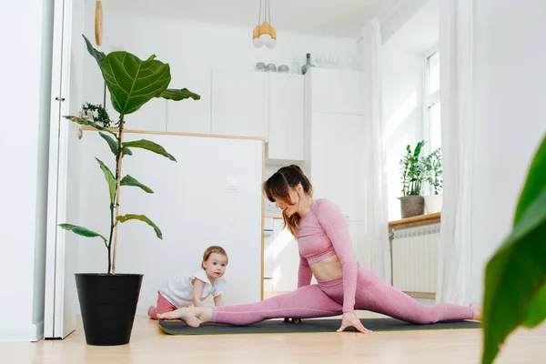 Young Mother Doing Exercises Home Dropping Splits Next Crawls Her — Stock Photo, Image