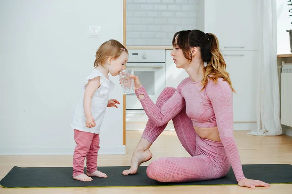 Moment Real Home Life Mom Pink Sweatsuit Took Moment Give — Stock Photo, Image