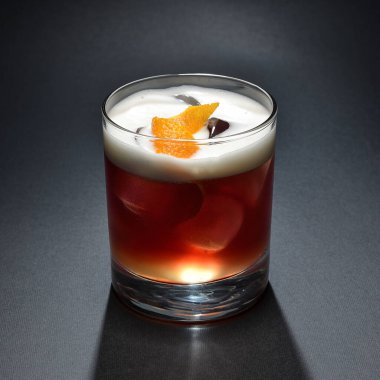 Bir bar için alkollü kokteyl.