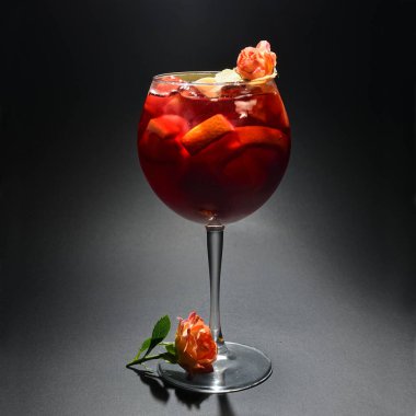 Bir bar için alkollü kokteyl.