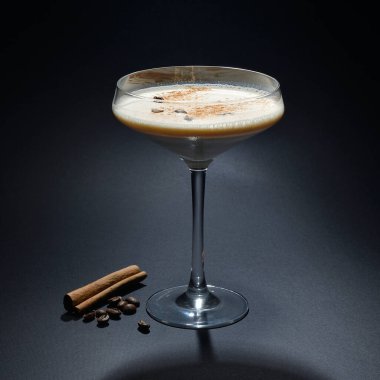 Bir bar için alkollü kokteyl.