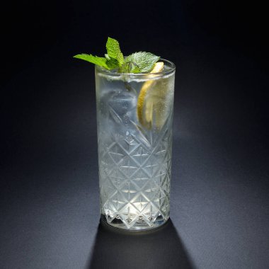 Bir bar için alkollü kokteyl.