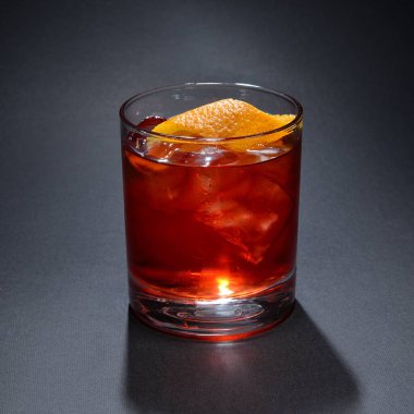 Bir bar için alkollü kokteyl.