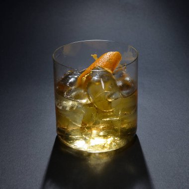 Bir bar için alkollü kokteyl.