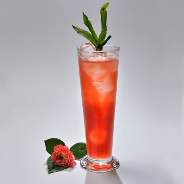 Bir bar için alkollü kokteyl.