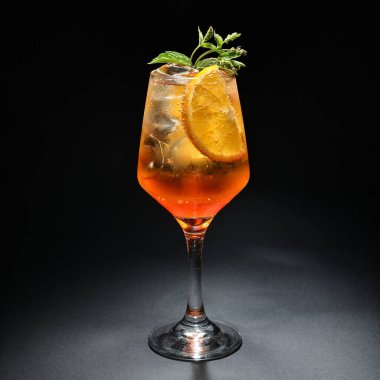 Bir bar için alkollü kokteyl.