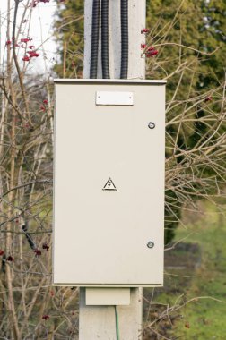 Elektrik kalkan kutusunda bir elektrik direği.
