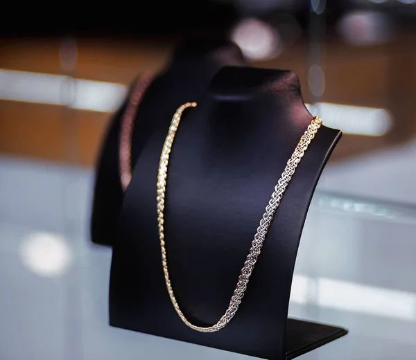 Hermoso collar de oro en maniquí — Foto de Stock