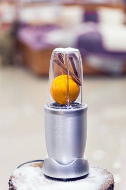 Bir blender bir portakal ve tarçın ile Görünümü Kapat sopa üzerinde bir 