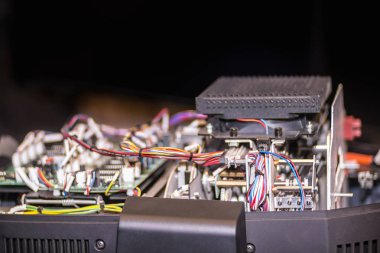 Telleri ile bir açılan elektrikli cihaz içinde elemen radyo