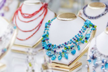 Güzel kolye üzerinde beyaz bir manken