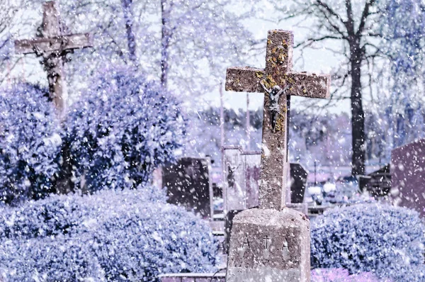 Concrete cross with crucifix in cemetery in winter — Stock Photo, Image