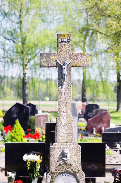 Croix en béton avec crucifix dans le cimetière en été — Photo