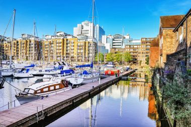 Gemi bir iskelede Tower Bridge Londonsquare civarındaki oteller