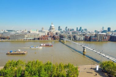 Millennium Köprüsü güneşli