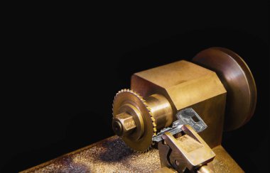 İle anahtar çilingir atölye içinde anahtar kopyalama makinesi görünümünü kapat