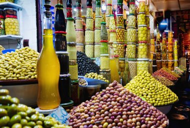 Fas piyasada taze ve korunmuş zeytin, zeytin yağı