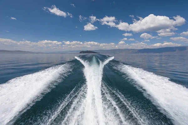 High-speed boat on the lake — Stock Photo, Image