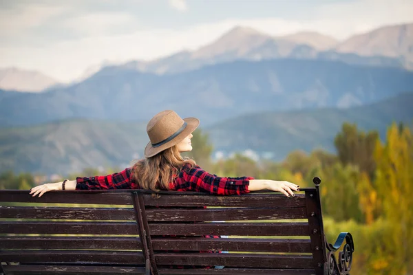 Femme sur le banc du parc — Photo