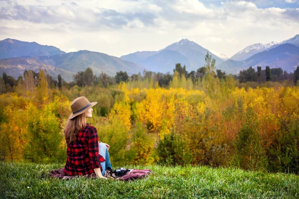 Femme au pique-nique d'automne — Photo