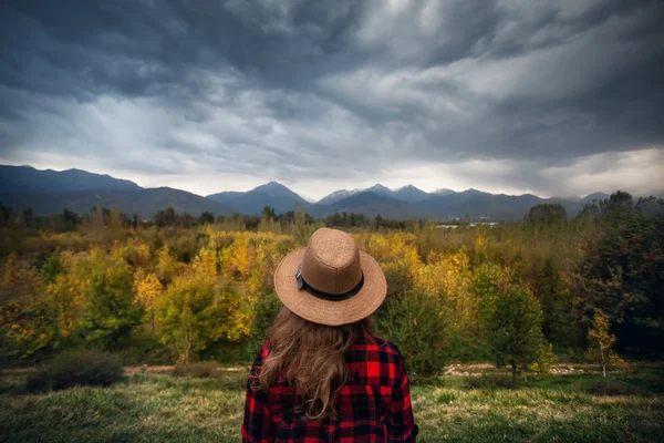 Žena v podzimní krajině hor — Stock fotografie