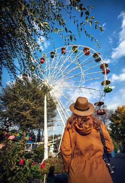 Femme regardant la grande roue dans le parc — Photo