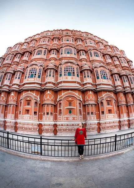 Tourist woman in red dress in India — Stock fotografie