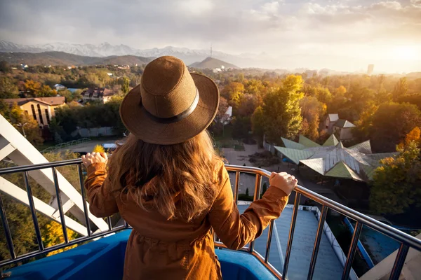 Donna cavalcare ruota panoramica al tramonto — Foto Stock